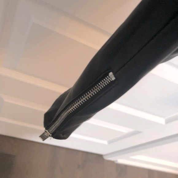 Faux leather leggings with zippers - Picture 4 of 5